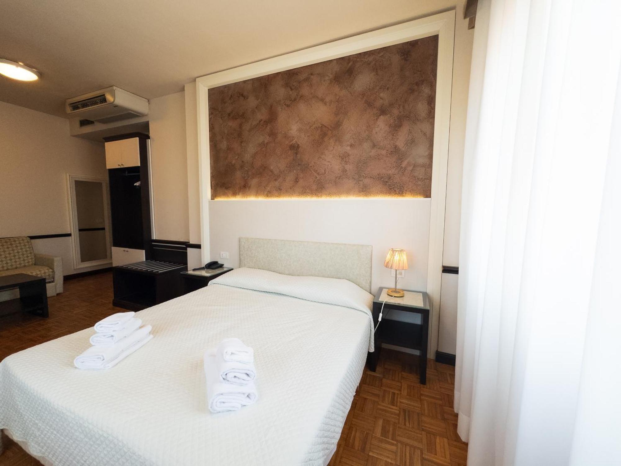 Hotel Astoria Fidenza Exterior photo